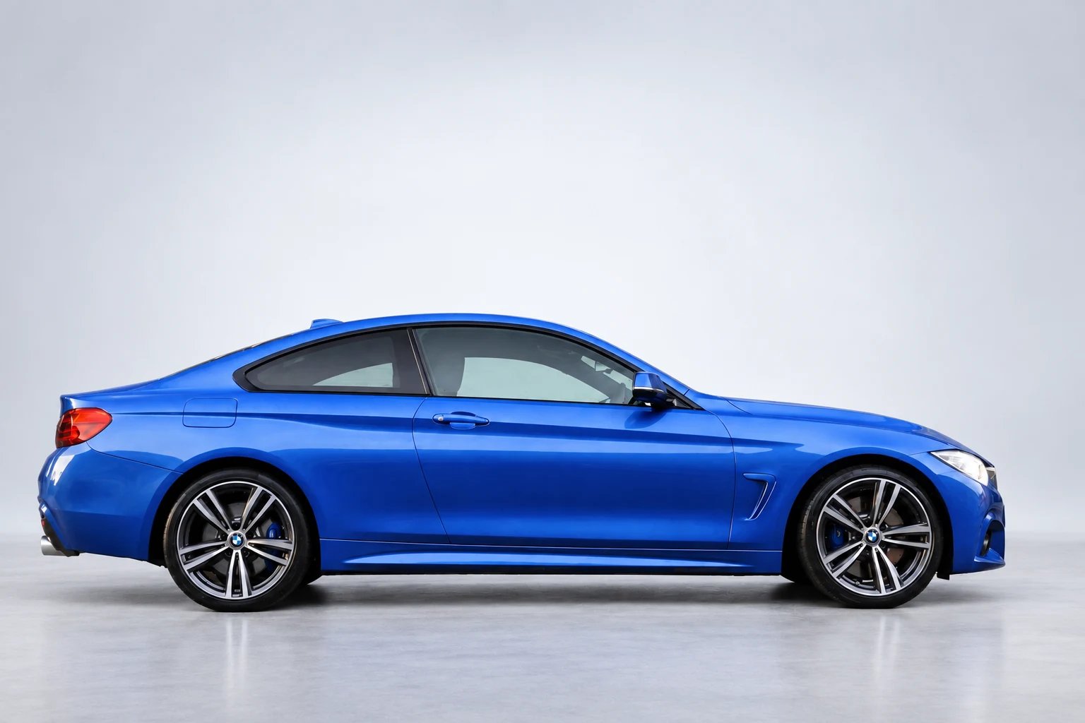 Μπλε BMW σε φωτεινό φωτογραφικό studio, μετά την αλλαγή φόντου με AI